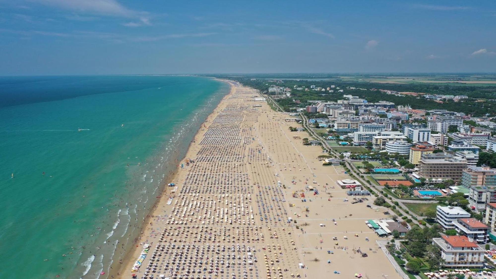 Bright Sea Front With Balcony Apartment *
